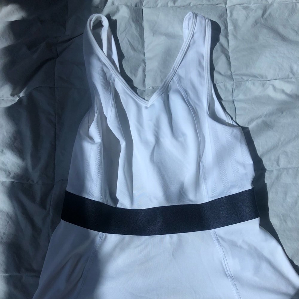 Nike dry fit size small tennis top. Excellent!